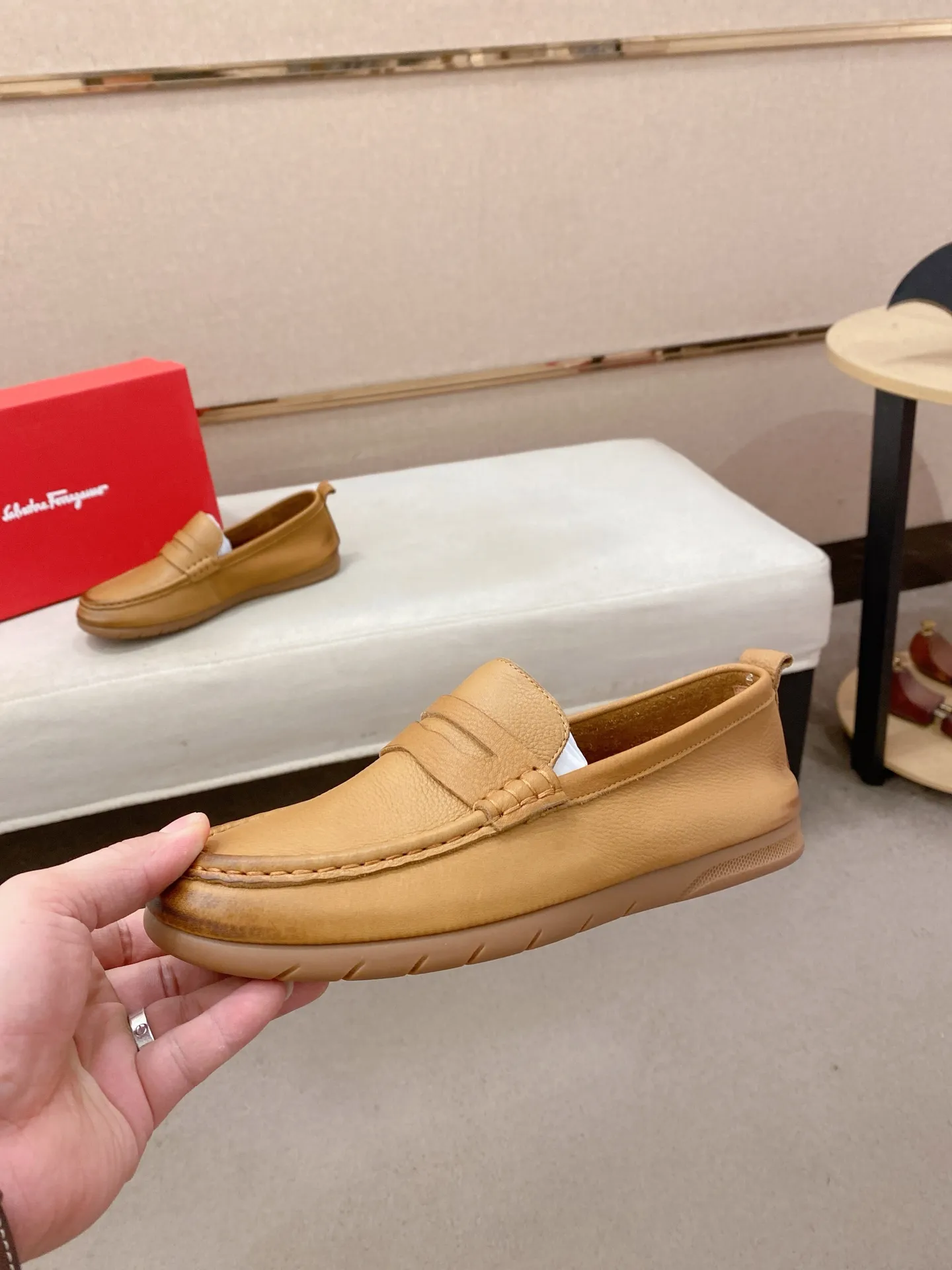 Factory price 500💰 Original Ferragamo men's shoes! The world's top brands...Luxury quality...//Fashion and high-end footwear 👍💪🏻...give you a low-key luxury comfort experience👍. The upper is made of pure Italian imported original cowhide and sweat-absorbent sheepskin lining. It is comfortable and breathable, high-end and classy... luxurious and noble!! .. OEM factory shipment [Hug] stall.. Original board. Welcome to taste..38--44.